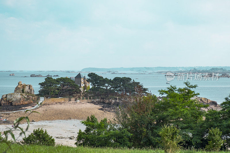 在法国布列塔尼Côtes d'Armor的Bréhat岛在夏天